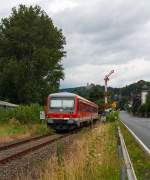 br-628-928-4/362696/das-einfahrtsignal-vom-bf-biedenkopf-zeigt 
Das Einfahrtsignal vom Bf Biedenkopf zeigt Hp 1, so kann der Dieseltriebzug 928 235 / 628 235  (95 80 0928 235-0 D-DB / 95 80 0628 235-3 D-DB) der Kurhessenbahn (DB Regio) am 13.08.2014 einfahren. 

Der Triebzug fährt als RB 43 'Obere Lahntalbahn' die Verbindung Marburg an der Lahn (Hbf) - Bad Laasphe, hier bei km 63,0 in Biedenkopf auf der KBS 623 (Obere Lahntalbahn). 

Der Triebzug wurde 1988 von der DUEWAG (Düsseldorfer Waggonfabrik AG) unter den Fabriknummern 88699 bzw. 88698 gebaut.
