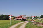 br-628-928-4/720550/628-422-war-am-10-juli 628 422 war am 10. Juli 2020 als RB 29417 nach Passau Hbf unterwegs und passiert auf dem Foto einen idyllischen Bahnübergang bei Kemating. 