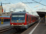 br-628-928-4/763229/der-dieseltriebzug-928-255--628 Der Dieseltriebzug 928 255 / 628 255 „Bad Laasphe“ (95 80 0928 226-8 D-DB / 95 80 0628 226-1 D-DB) der Kurhessenbahn (DB Regio) am 02.01.2019 auf berfhrungsfahrt durch den Bahnhof Limburg (Lahn), zum AW Limburg, wo er wohl fr den Verkauf vorbereitet wird. 

Der Triebzug wurde 1987 Linke-Hofmann-Busch GmbH (LHB) in Salzgitter-Watenstedt unter den Fabriknummern 010A und 010B gebaut. Der Steuerwagen wurde Anfang der 2000ter Jahre zum Fahrradwagen umgebaut. Zum Sommer 2019 wurde der Dieseltriebzug nach Tschechien an die DB-Tochter ARRIVA vlaky s.r.o. verkauft und durch KODA PARS a.s. (bis 2021 Pars nova a.s.) modernisiert. Seit September 2019 fhrt er nun als ARRIVA 845 312 / 945 312 (95 54 5845 312-8 CZ-ARR / 95 54 5945 312-7 CZ-ARR) auf tschechischen Gleisen.
 
Deutlich kann man erkennen das dies ein Dieseltriebwagen der BR 628.2/928.2 ist, diese haben noch in dem unteren Bereich der Tren Fensterscheiben, diese wurden bei der Nachfolgebaureihe 628.4 weggelassen, da sie oft durch Steinschlag zu Bruch gingen. Auch sind die Zge der BR 628.2/928.2 um einen Meter krzer als die der 628.4/928.4. Zudem ist die Leistung des Motors um 20% geringer, da diese noch keine Ladeluftkhlung besitzen.

TECHNISCHE DATEN (DB Baureihe):
Spurweite: 1.435 mm (Normalspur)
Achsformel: 2'B' + 2'2'
Gattungszeichen: BD (Triebwagen) / ABD (Steuerwagen)
Leistung: 410 kW (560 PS)
Motor: wassergekhlter V12-Zylinder Daimler-Benz Unterflur-Dieselmotor vom Typ DB OM 444 A
Hchstgeschwindigkeit: 120 km/h
Leistungsbertragung: dieselhydraulisch
Eigengewicht: 76 t (BD 38t und ABD 28 t)
Lnge ber Puffer: 45.400 mm
Drehzapfenabstnde: 15.100 mm / 6.700 mm / 15.100 mm
Achsabstand im Drehgestell: 1.900 mm
Fubodenhhe ber SO: 1.210 mm
Trieb- und Laufraddurchmesser : 770 mm
kleinster befahrbarer Gleisbogenhalbmesser: R 125 m
Sitzpltze: 10 (in der 1.Klasse) / 133 (in der 2. Klasse)