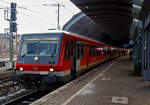 br-628-928-4/765508/am-08022016-schuettete-es-in-hagen Am 08.02.2016 schttete es in Hagen beim Hbf aus Eimern.....
Zwei gekuppelte zweiteilige Dieseltriebzge der BR 628.4/928.4 der DB Regio NRW stehen, als RE 17 „Sauerland-Express“ nach Warburg, im Hbf Hagen zur Abfahrt bereit. 

Vorne ist es der Dieseltriebzug 628 665/928 665 (95 80 0628 665-1D-DB / 95 80 0928 665-8 D-DB) dieser wurde 1995 von der Linke-Hofmann-Busch GmbH (LHB) in Salzgitter-Watenstedt unter den Fabriknummern VT628-201-1und VS628-201-2 gebaut. Seit Juni 2017ist er z-gestellt und steht im Stillstandsmanagement Karsdorf.

Hinten der Dieseltriebzug 628 660/928 660 (95 80 0628 660-2 D-DB / 95 80 0928 660-9 D-DB) wurde 1995 auch von der Linke-Hofmann-Busch GmbH (LHB) in Salzgitter-Watenstedt unter den Fabriknummern VT628-196-1 und VS628-196-2 gebaut. Nach einem B-Unfall 2017 wurde er im Januar 2021 bei der Fa. Bender in Opladen zerlegt.
