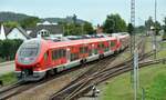 br-633-pesa-link-iii-dreiteilig/786265/633-551-und-633-040-faehrt 633 551 und 633 040 fährt in Vöhringen in das Ausweich-/bzw. Überholgleis aus, am 06.09.2022.