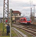 . Ein Erinnerungsbild mit Beiwerk - Der DB Regio LINT 27 640 005 der DreiLänderBahn verlässt am 22.03.2014 als RB 93 nach Bad Berleburg den Bahnhof von Kreuztal und wird von mehreren Fotografen abgelichtet. (Hans)