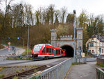 
Zwei gekuppelte Alstom Coradia LINT 27 (BR 640) der DB Regio  Lahn-Eifel-Bahn  verlassen am 10.04.2016 den 302 m langen Weilburger Tunnel durch das Nordportal und erreichen gleich, nach dem Überqueren der Lahn, den Bahnhof Weilburg. Die beiden Triebzüge verkehren als RE 25  Lahntalbahn   Koblenz - Limburg/Lahn - Wetzlar - Gießen (Umlauf RE 4287). 

Die Lahn umfließt Weilburg in einer weiten Schleife, deren Uferhänge zudem sehr steil und teilweise dicht bebaut sind. Eine Gleisführung entlang des Flusses verbot sich daher, so dass die Lahntalbahn die Weilburger Lahnschleife in einem 302 m langen Tunnel durch den Stadtfelsen abschneidet. Der Tunnel verläuft übrigens nahezu parallel zum Schiffstunnel, der schon im Jahr 1849 bei der Schiffbarmachung der Lahn nur wenige Meter entfernt durch den Felsen getrieben worden war, und dem nach 2002 neu gebauten Straßentunnel.

Nur an wenigen Stellen weist die Lahntalbahn räumlich derart beengte Verhältnisse auf wie hier: Nach der Tunnelausfahrt wird Landstraße Weilburg – Ahausen gekreuzt und gleich drauf die Lahn auf einer Eisengitterbrücke überquert und es beginnt der Bahnhofsbereich von Weilburg.