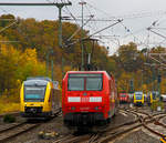 br-640-lint-27-2/718896/nicht-8222sieben-auf-einen-streich8220-aber 
Nicht „sieben auf einen Streich“, aber immerhin fünf....
Es ist viel los am 11.11.2020 im Bahnhof Betzdorf (Sieg), von links nach rechts:

Der VT 202 (95 80 0640 102-9 D-HEB) ein Alstom Coradia LINT 27 der (Hessische Landesbahn), als RB 90 'Westerwald-Sieg-Bahn' (Altenkirchen - Au(Sieg) - Betzdorf), seine Endstation.

Die 146 001-3 (91 80 6146 001-3 D-DB) der DB Regio NRW schiebt den RE 9 'rsx - Rhein-Sieg-Express'  (Siegen - Köln – Aachen) nun weiter in Richtung Köln.

Die 185 232-6 und eine weitere stehen mit einem gemischten Güterzug im Rbf, vermutlich musste ein Problem behoben werden. 

Noch steht der VT 261 (95 80 0648 161-7 D-HEB / 95 80 0648 661-6 D-HEB), ein Alstom Coradia LINT 41, fährt am 05.01.2018 der HLB (Hessische Landesbahn) im Abstellbereich. Nun wo das Gleis 106 vom ausfahrenden RE 9 frei gefahren wird, fährt er ein und wird als RB 93 'Rothaarbahn' nach Bad Berleburg (über Siegen und Kreuztal) bereitgestellt.

Hinter den Masten versteckt sich der VT 267 (95 80 0648 167-4 D-HEB / 95 80 0648 667-3 D-HEB), ein Alstom Coradia LINT 41 der HLB (Hessische Landesbahn), im Abstellbereich. Er hatte kurz vor dem RE 9, den Bahnhof als RB 93 'Rothaarbahn' von Bad Berleburg erreicht und ist dann ich die Abstellgruppe gefahren.