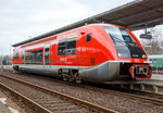 br-641-alstom-coradia-a-ter/487385/der-vt-641-029-8222neuenmarkt-wirsberg8220-95 Der VT 641 029 „Neuenmarkt-Wirsberg“ (95 80 0641 029-3 D-DB), ein Alstom Coradia A TER Dieseltriebwagen besser bekannt als „Wal“ der DB Regio, als RE (Main-Saale-Express) nach Bayreuth, am 26.03.2016 beim Halt im Bahnhof Neuenmarkt-Wirsberg.

Der Triebwagen wurde 2001 bei Alstom (LHB) in Salzgitter unter der Fabriknummer 29 gebaut.

Diese einteiligen Dieseltriebwagen der BR 641 sind Alstom Coradia A TER Triebwagen. Ihre Entwicklung begann als Gemeinschaftsprojekt der Deutschen Bahn AG und der franzsischen SNCF mit den Schienenfahrzeugherstellern De Dietrich Ferroviaire und Linke-Hofmann-Busch. Sie wurden arbeitsteilig von diesen heute als Alstom Transport Deutschland und Alstom DDF zum Alstom-Konzern gehrenden Unternehmen hergestellt. TER steht fr Transport express rgional.

Einteiliger Triebwagen fr den Einsatz auf Nebenstrecken in lndlichen und dnn besiedelten Gebieten. Bei dieser Baureihe handelt es sich um einen Leichttriebwagen mit unterflur angeordneter Antriebsanlage. Im Gegensatz zum VT 640 ist die Baureihe 641 mit zwei Antriebsanlagen ausgestattet und auf Grund der guten Motorisierung auch fr steigungsreiche Strecken vorgesehen.

Der Wagenkasten setzt sich aus der Fahrgastzelle und zwei GFK-Vorbauten zusammen. Dabei fungieren die Vorbauten als „Knautschzone“, sie fangen im Kollisionsfall die Aufprallenergie weitgehend ab. Die zwei Schwenkschiebetren je Fahrzeugseite sind nicht doppel- sondern nur einflgelig ausgefhrt. An einen der Einstiegrume schliet sich ein kleiner Mehrzweckraum an, in den eine behinderten-freundliche Sanitrzelle integriert ist.

Von diesem Leichttriebwagen befindet sich 40 Fahrzeugen bei der DB AG, mehr als 340 Fahrzeugen (X-TER 73 500) bei der SNCF und 6 Fahrzeugen (Srie 2100) bei der CFL im Einsatz.
Die spurtstarken Triebwagen mit unterflur angeordneten Antriebsanlagen fahren vor allem im Personenverkehr mit schwachem bis mittlerem Fahrgastaufkommen.

Wegen seinem charakteristischen Aussehen, haben die Triebwagen in Deutschland den Spitznamen „Wal“ und in Frankreich (wo sie meist eine blaue Farbgebung haben) den Spitznamen Baleine bleue (Blauwal) bekommen.

Technische Daten:
Achsfolge: (1A)’(A1)’
Spurweite: 1.435 mm (Normalspur)
Drehgestellabstand: 17.500 mm
Grte Lnge ber Kupplung: 28.888 mm
Grte Breite: 3.044 mm
Grte Hhe: 3.818 mm
Hchstgeschwindigkeit: 120 km/h 
(Die SNCF X 73500 sind in Frankreich fr 140 km/h zugelassen)
Eigengewicht: 55 t
Sitzpltze: 1.Klasse 8; 2.Klasse 55; Klappsitze 17

Motoren:
Anzahl: 2
Art: 6-Zylinder- Viertakt-Common-Rail-Diesel-Motoren (mit Direkteinspritzung)
Typ: MAN D 2866 LUH 21
Leistung: 2 x 257 kW = 514 kW (699 PS)
Anordnung: unterflur, jeweils unter dem Fhrerstand

Getriebe:
Voith-Turbogetriebe, hydraulisch, 2-Gang, Wandler/Kupplung T 211 rze spez. mit Retarder KB 190
Voith-Radsatzgetriebe: mech. SK-445

Scharfenberg Kupplung: Typ 10

Quellen: Oberweibacher Berg- und Schwarzatalbahn; Voith

Persnliche Anmerkung:
Die Triebwagen haben eine sehr gerumigen und bequemen Innenraum. Mit ihnen hat man ein sehr angenehme Reise. Es ist mir sehr unverstndlich das die DB nur 40 Stck von ihnen hat. Im Vergleich zum LINT 27 (BR 640) finde ich den 'Wal' BR 641 angenehmer.