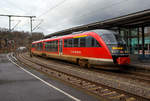 br-642-siemens-desiro/686506/mit-dem-fahrplanwechsel-am-15-dezember 
Mit dem Fahrplanwechsel am 15. Dezember 2019 kommen nun auch Siemens Desiro´s nach Betzdorf (Sieg)....
Der VT 642 545 / 642 045 (95 80 0642 545-7 D-DB ABp / 95 80 0642 045-8 D-DB Bpd), ein Siemens Desiro Classic der Kurhessenbahn, steht als RB 94 „Obere Lahntalbahn“ (Umlauf 23196/23169, Zuglauf Betzdorf - Siegen - Kreuztal - Erndtebrück - Bad Laasphe - Biedenkopf - Marburg a.d. Lahn), zur Abfahrt bereit.

Ab dem 15. Dezember 2019 werden die Universitätsstädte Marburg (Lahn) und Siegen - Betzdorf (Sieg) per Direktverbindung vernetzt, um das Angebot attraktiver zu gestalten und die Angebotsnachfrage einzuschätzen. Vorerst werden an Samstagen zwei Züge der Kurhessenbahn, Linie RB 94, in beide Richtungen von Marburg nach Betzdorf (Sieg) über Bad Laasphe, Erndtebrück, Kreuztal und Siegen durchgebunden. Die anderen Züge der Oberen Lahntalbahn (Linie RB 94) fahren zwischen Marburg (Lahn) und Bad Laasphe sowie Erndtebrück. Ein Umstieg in Erndtebrück zur Weiterfahrt nach Siegen bzw. Betzdorf entfällt mit den neuen Direktverbindungen an Samstagen.
Die Züge fahren um 8.24 und um 14.24 Uhr von Marburg nach Siegen sowie um 12.59 und um 18.59 Uhr von Siegen nach Marburg. Der Markttest ist zunächst auf zwei Jahre begrenzt.

Es gibt nur einen kleinen Nachteil, die Reise ab Betzdorf dauert fast 3 Stunden (genau 2:54), über Gießen ist man unter 2 Stunden dort.
