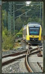 . Dieseltriebzug der 3 Länderbahn, aus Richtung Au an der Sieg kommend, wird in Kürze den Bahnhof von Betzdorf erreichen, nach einem kurzen Halt wird er dann seine Fahrt in Richtung Siegen fortsetzen.  29.09.2017 