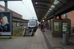 Der LINT 41-Triebwagen VT 648 083 (95 80 0648 083-3 D-NWB) / VT 648 583 (95 80 0648 583-2 D-NWB) der NordWestBahn steht am 11 Mrz 2024 (8:00Uhr) im Hauptbahnhof Wilhelmshaven, als RB 59 Esens