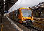 Der Stadler Regio-Shuttle RS1 – VT 650.74 (95 80 0650 074-7 D-DLB) RS1 der „oberpfalzbahn“ eine Marke der „Die Lnderbahn GmbH (DLB)“, hat am 17.04.2023, als RB 95 (Marktredwitz – Schirnding – Cheb – Hof Hbf) seinen Zielbahnhof Hof Hbf erreicht.

Der STADLER Regio-Shuttle RS1 wurde 2004von der  Stadler Pankow GmbH in Berlin unter der Fabriknummer 37313 gebaut und an die Prignitzer Eisenbahn GmbH, Putlitz (PEG). Bis 2013 war er fr die Ostdeutsche Eisenbahn GmbH als 95 80 0650 074-7 D-ODEG „Ahrensfelde“ unterwegs. Im Jahr 2013 kaufte die Oberpfalzbahn 2 gebrauchte RS1 von der Prignitzer Eisenbahn hinzu, einer davon ist dieser. So hat die Oberpfalzbahn nun 13 STADLER RS1 im Einsatz. Im Jahr 2014 wurden alle 13 Fahrzeuge dann modernisiert. Zwischen 2015 und 2019 war er an die ČD - Česk drhy a.s. als 95 80 0650 074-7 D-CD vermietet und bei der ČD in Tschechien war er als 841 074-8 gefhrt. 
