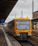 Nun steht der Stadler Regio-Shuttle RS1 – VT 650.74 (95 80 0650 074-7 D-DLB) RS1 der „oberpfalzbahn“ eine Marke der „Die Länderbahn GmbH (DLB)“, am 17.04.2023, als RB 95 (Hof - Cheb), im Hbf Hof zur Abfahrt bereit.