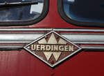 Ueurdinger Firmenlogo /-schild auf der Front von dem Schienenbus Steuerwagen VS 996 677-1 am KSW Bahnhof Siegen-Eintracht (17.09.2023).