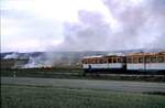 schmalspur-triebwagen/756004/weg-t-30-oder-t-31 WEG T 30 oder T 31 mit zwei Anhängern bei Nellingen am 07.10.1984. Es wurden an diesem Tag Strohfelder abgebrannt.