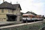 schmalspur-triebwagen/756007/weg-t-30-oder-t-31 WEG T 30 oder T 31 mit 2 Anhängern in Nellingen am 07.10.1984. Der Bahnhof Nellingen ist leerstehend in einem schlechten Zustand noch vorhanden.
