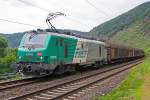 
Die SNCF FRET 437015 fährt am 20.06.2014 mit einem Güterzug bei Winningen, auf der Moselstrecke (KBS 690), in Richtung Koblenz. 

Die Mehrsystemlok Alstom Prima EL3U/4 wurde 2004 unter der Fabriknummer FRET T 015 von Alstom gebaut und an die Fret SNCF geliefert. Sie hat die NVR-Nummer 91 87 0037 015-1 F-SNCF.
Technische Daten:
Achsformel: Bo’Bo’
Länge über Puffer: 19.520 mm
Höhe: 4.310 mm
Breite: 2.857 mm
Dienstgewicht: 89 t
Höchstgeschwindigkeit: 140 km/h (in F) / 120 km/h (in D und CH)
Dauerleistung: 4.200 kW
Anfahrzugkraft: 320 kN
Stromsystem: 1,5 kV= / 25 kV, 50 Hz AC sowie 15 kV, 16,7 Hz AC
Anzahl der Fahrmotoren: 4

Insgesamt wurden 90 Maschinen (BB 37000/BB37500) gebaut. 