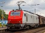   Die PRIMA E 37518 (9187 0037 518-4 F-CBR) der Macquarie European Rail (ex CB Rail) zieht einen gemischten Güterzug am 27.06.2015 durch den Bahnhof Bonn-Beuel in Richtung Norden.