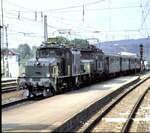 auslaendische-loks/769593/sbb-ce-68-iii-nr13-302 SBB Ce 6/8 III Nr.13 302 und 194 155-8 vor Sonderzug zum Märklin-Jubiläum mit der Rentnerfahrt kommt in Amstetten an am 14.09.1984.