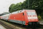 Am 13 April 2001 steht 101 034 mit ein D-Zug nach Oostende in Aachen Hbf. Sie wird dort von ein NMBS 27er ersetzt werden. 