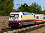 
Die 101 112-1 “RHEINGOLD”  (91 80 6101 112-1 D-DB) der DB Fernverkehr AG, mit Werbung für Händlergemeinschaft „Die wilde 13 Plus“, fährt am 05.06.2019 mit einem IC (im Sandwich mit Schublok DB 101 097-4) durch Gröbenzell in Richtung Augsburg.

Die DB 101 112-1 wurde 1998 von ABB Daimler-Benz Transportation GmbH (ADtranz) in Kassel unter der Fabriknummer 33222 gebaut. Von April 2017 bis Oktober 2018 war sie in den Rheingold Farben beige/ kobaltblau für  w13plus unterwegs und nun seit dem 24.10.2018 als „TEE Rheingold“ (Trans Europ Express)  in den TEE-Farben purpurrot/elfenbein unterwegs.
Einen historischen Bezug mit der BR 101 mit dem „TEE Rheingold“ gibt es freilich nicht.