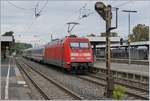 Die DB 101 100-6 verlässt mit dem IC 2004 von Konstanz nach Münster (Westf) Hbf den Bahnhof von Radolfzell.