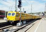 BR 101/713131/782-001-ein-neuer-robel-netz 782 001 ein neuer Robel Netz Instandhaltung Zug D-DB 99 80 9110 079-7 im Schlepp von 101 062-8 in Ulm am 16.09.2020. Zunchst wurde der Zug aus dem Fahrzeugbereich in Ulm rckwrts in den Bahnhof geschoben, um dann in Richtung Stuttgart ber die Alb gezogen zu werden.