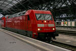 Die 101 024-8 (91 80 6101 024-8 D-DB) der DB Fernverkehr AG fährt am 06.12.2022 mit einem Doppelstockzug der DB Regio in den Hauptbahnhof Leipzig ein.