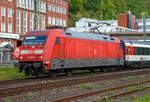 Die 101 081-8 (91 80 6101 081-8 D-DB) der DB Fernverkehr AG, fhrt am 28.04.2018, mit einem EC bestehend aus SBB EuroCity-Wagen, auf der Linken Rheinstrecke (KBS 471) durch Koblenz-Oberwerth, in