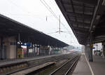 BR 101/841606/osnabrueck-hauptbahnhof-am-sonntag-den-10 Osnabrück Hauptbahnhof am Sonntag den 10 März 2024:
Da kommt das Objekt der Begierde (wobei ich hatte es erst kurzzuvor erfahren), die DB 101 001-6 „RHEINGOLD“ (91 80 6101 001-6 D-DB) vom DB Museum Koblenz (BSW—Freizeitgruppe) mit dem 1. Klasse-Sonderzug AKE RHEINGOLD der AKE-Eisenbahntouristik (wie dem legendären TEE – TransEuropExpress), vom 10 - 14 März 2024 von Koblenz via Hamburg, Bremen, Husum und Westerland auf Sylt nach List auf Sylt. Wobei die 101er nicht ohne Dieselhilfe nach Sylt kommt, da die Marschbahn nur bis Itzehoe elektrifiziert ist.

Zuvor war die Einfahrt auf Gleis 2 angekündigt und angezeigt, so wählte ich als Fotostandort Gleis 1, was mir auch passte da wir gleichdrauf vom tieferliegendem Gleis 14 weiter nach Wilhelmshaven wollten. Aber als der Zug einfuhr wurde dann angesagt, „der Zug fährt abweichend auf Gleis 3 am gleichen Bahnsteig gegenüber ein“, so war mir ein Standort nicht mehr möglich bzw. war mit zu unsicher. Ich konnte aber noch einige Bilder von den Wagen und dem abfahrenden Zug als Nachschuss machen. 
