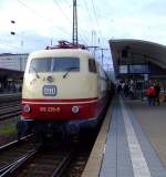 Die 103 235-8 mit IC 91 300 (mit TEE-Rheingold Wagen) steht am 03.04.2010 im Koblenzer Hauptbahnhof zur Weiterfahrt nach Trier Hbf bereit.
