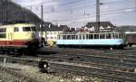 br-103-e-03/428719/491-001-4-der-glaeserne-zug-wartet 491 001-4, der Gläserne Zug, wartet in Geislingen an der Steige auf die Fahrgäste, während 103 168mit einem Intercity vorbeifährt, am 07.05.1982.