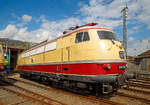 br-103-e-03/625682/zu-gast-beim-lokschuppenfest-vom-sem Zu Gast beim Lokschuppenfest vom SEM in Siegen...
Die E 03 001 (91 80 6103 001-4 D-DB) vom DB Museum, ex DB 750 001-0, ex DB 103 001-4, steht am 25.08.2018 im Südwestfälischen Eisenbahnmuseums in Siegen.

Die E 03 001, eine von vier Vorserien Loks der legendären Baureihe 103, wurde 1965 von den Henschel-Werke AG in Kassel unter der Fabriknummer 30715 gebaut, der elektrische Teil ist von den Siemens-Schuckertwerke (SSW).

Fahrzeugnummern Belegung:
1965 bis 1967 als DB E 03 001
1968 bis 1989 als DB 103 001-4
1989 bis 1997 als DB 750 001-0
1997 bis heute als E 03 001 vom DB Museum (nach Fahrzeugregister 103 001-4)

Die neuen Lokomotiven wurden der Öffentlichkeit im Juni 1965 auf der Internationalen Verkehrsausstellung (IVA) in München präsentiert. Die E 03 wurde in Anspielung auf ihre damals herausragende Leistungsfähigkeit der Öffentlichkeit nicht als gewöhnliche Schnellzuglok, sondern als Schnellfahrlokomotive vorgestellt, eine Bezeichnung, die sich bis Ende der 1980er Jahre im Sprachgebrauch und zum Teil bis heute halten konnte.

Während der IVA wurden die neuen Lokomotiven planmäßig vor zwei Schnellzug-Zugpaaren (bezeichnet als D 10/11, D 12/13) mit 200 km/h auf der Eisenbahnstrecke zwischen München und Augsburg eingesetzt. Sie sorgten dabei, ebenso wie auf der Ausstellung selbst, international für großes Aufsehen: Am 26. Juni 1965 erreichte ein fahrplanmäßiger, mit Reisenden besetzter Zug in Deutschland zum ersten Mal eine Geschwindigkeit von 200 km/h. Die Fahrten endeten am 3. Oktober 1965. Die Züge wurden mit TEE-Wagen gebildet. Zum Fahren mit so hohen Geschwindigkeiten benötigte die Bundesbahn eine Sondergenehmigung des Bundesverkehrsministeriums, die nur für die Dauer der IVA galt. Als erste Lokomotiven in Deutschland waren die Fahrzeuge mit einer automatischen Geschwindigkeitsregelung ausgestattet.

Die Fahrten waren von zahlreichen Motorschäden begleitet. Nur durch den ständigen Tausch der noch nicht ausgereiften Motoren und die anschließende Reparatur im Bahnbetriebswerk konnte der Fahrplan eingehalten werden. So stand die E 03 003 mit ausgebauten Fahrmotoren auf dem Ausstellungsgelände. Eine der fahrplanmäßigen Loks war im Bahnbetriebswerk, eine stand auf Reserve und nur eine war mit Schnellzügen unterwegs. Trotz aller Probleme absolvierten die Lokomotiven der Baureihe E 03 während der IVA insgesamt 347 Demonstrationsfahrten mit 200 km/h.

Nach der Verkehrsausstellung wurden die vier Lokomotiven im Schnellzugdienst von München aus eingesetzt, unter anderem auf der Strecke München–Stuttgart. Obwohl es gelegentlich Probleme wegen Überhitzung des Maschinenraums bei Bergfahrten an der Geislinger Steige gab, hielt die Bundesbahn am Einsatz auf dieser Strecke fest.

Alle Vorserienloks waren ab dem Winterfahrplan 1974 im Bahnbetriebswerk Hamburg-Eidelstedt stationiert. Eingesetzt wurden die Maschinen vor Eilzügen in Norddeutschland und ein eintägiger Umlauf Hamburg–München–Hamburg. Gelegentlich kamen Fahrten vor Nahverkehrszügen hinzu.
 
Ab 1979 kamen die Lokomotiven in den Versuchsdienst und wurden von Minden und München aus eingesetzt. Hier leisteten sie Fahrten für die Überführung von Wagen, zur Überwachung der Linienzugbeeinflussung und zur Kontrolle der Fahrleitungen, aber auch verschiedenste Versuchs- und Messfahrten für die Erprobung neuer Eisenbahnfahrzeuge. Noch in den 1980er Jahren half die E 03 003 als 750 002 bei der Entwicklung und Erprobung der DB-Baureihe 120 und der ersten ICE-1-Triebköpfe als Bremslokomotive mit. Erst 1997 endete der Versuchsbetrieb mit der letzten Vorserienmaschine 750 001, der ehemaligen E 03 001.


TECHNISCHE DATEN der E 03 001:
Spurweite: 1.435 mm
Achsfolge: Co´Co´
Länge über Puffer: 19.500 mm
Drehgestellmittenabstand: 9.600 mm
Achsstand im Drehgestell: 2 x 2.250 mm
Treibraddurchmesser: 1.250mm (Neu) / 1.180 (abgenutzt)
Dienstgewicht: 115 t
Achslast: 18,7 t
Kleinster Befahrbarer Radius: 140 m
Antriebsart: Henschel-Verzweiger-Antrieb (nur E03 001 und 004)
Bremse:  Druckluft-Klotzbremse KE-GPR-EmZ 
Elektrische Bremse:   2 x fahrleitungsunabhängige (eigenerregte) Gleichstrom-Widerstandsbremse
Dauerleistung elektr. Bremse:  4.800 kW (kurzeitig 9.800 kW)
Dauerbremskraft elektrisch:  177 kN
Stromsystem:  15 kV, 16 2/3 Hz

Fahrmotoren:  6 x zwölfpoliger Wechselstrom-Reihenschlussmotor, Typ:   WB 317/17 (SSW)
Höchstdrehzahl:  1.525 U/min.
Dauerleistung: 6x 1.070 kW
Motorgewicht:  ca. 3.500 kg
Zahl der Fahrstufen:  39

Fahrleistungen:
Höchstgeschwindigkeit:  200 km/h
Stundenleistung: 6.420 kW (8.728 PS)
Dauerleistung:  5.940 kW (8.076 PS)
Anfahrzugkraft:  270 kN

Die Daten für die Serienloks (BR 103.1) weichen ab
