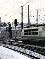 br-103-e-03/838159/103-139-2-mit-ic-faehrt-aus 103 139-2 mit IC fährt aus Ulm am Bahnsteig 2 aus, am 15.10.1980.