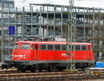br-110-e10/533148/die-110-491-8-91-80-6110 Die 110 491-8 (91 80 6110 491-8 D-BTEX) der BahnTouristikExpress GmbH (BTE), ex DB 110 491-8, ex DB 114 491-4, ex DB 112 491-6 ist am 26.03.2016 beim Hbf Nürnberg abgestellt, wo ich sie aus einem Zug heraus aufnehmen konnte. 

Die Lok wurde 1968 von Krauss-Maffei in München unter der Fabriknummer 19356 gebaut, der elektrische Teil ist von den Siemens-Schuckert-Werke (SSW), und als 112 491-6 (als eine E 10.12) an die DB ausgeliefert, 1988 wurde sie in 114 491-4 umgezeichnet. Im Jahr 1994 erfolgte der Rückbau zur 110er unter Verwendung der Drehgestelle der 110 122, somit erfolgte Umzeichnung in 110 491–8.

Die Lok gehörte 1968 zu der Serie von 20 Stück (112 485 bis 504) bei denen nicht, wie bei den anderen E 10.12, auf die teuren Henschel-Schnellfahrdrehgestelle zurückgegriffen wurde. Diese erhielten nur modifizierte Seriendrehgestelle, die sich allerdings als nicht so langlebig erwiesen haben. Infolgedessen wurden diese 112er 1988 in die Baureihe 114 umgezeichnet. 

Bei der Baureihe 114 handelte es sich um die zwanzig umgezeichneten Fahrzeuge der dritten Serie der Baureihe 112, die auf Serien-Drehgestellen der Baureihe 110 bis zu 160 km/h laufen durften. Wegen starken Verschleißes musste die Höchstgeschwindigkeit der 112 485 bis 504 ab 1985 auf 140 km/h begrenzt werden. Zur Unterscheidung von den anderen Lokomotiven der Baureihe 112, die noch 160 km/h fahren durften, wurden sie ab 1988 als Baureihe 114 bezeichnet (die Baureihennummer 113 wurde ausgelassen, da zu diesem Zeitpunkt noch die in S-Bahn-Farben lackierten Exemplare der Baureihe 111 buchhalterisch als Baureihe 113 geführt wurden).

Da auch nach der Geschwindigkeitsreduzierung weiterhin Auffälligkeiten im Bereich der Drehgestelle auftraten, wurden die Loks zunächst weiter auf 120 km/h begrenzt und kurz darauf ganz abgestellt. Unter Verwendung von Drehgestellen von Serienlokomotiven mit Ordnungsnummern kleiner als 288 wurden alle zwanzig 114er ab 1993 zu normalen 110.3 umgebaut und als 110 485 bis 504 in den Bestand eingereiht. Achtzehn der ihrer Drehgestelle beraubten »Kasten-110er« erhielten wiederum die Laufwerke ausgemusterter 140er und gingen als Teil der Baureihe 139 wieder in Betrieb, mit der sie nun aufgrund ihrer E-Bremse nahezu identisch waren. Das Konzept der Einheitslokomotive hat sich bei diesem Ringtausch voll und ganz ausgezahlt, aber nicht die Einsparung der teuren Henschel-Schnellfahrdrehgestelle.
