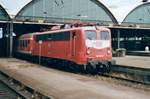 br-110-e10/569342/db-110-127-steht-am-24 DB 110 127 steht am 24 Februar 1998 in Mönchengladbach.