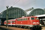 br-110-e10/601781/db-110-465-steht-am-2 DB 110 465 steht am 2 Oktober 2000 in Karlsruhe Hbf. 