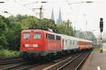 br-110-e10/602735/am-20-juni-2001-durchfahrt-110 Am 20 Juni 2001 durchfahrt 110 118 Köln Deutz mit ein Belgische Internationalzug. 