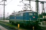 br-110-e10/637577/die-blaue-stuttgarterin-110-228-steht Die Blaue Stuttgarterin 110 228 steht am 24 Mai 2002 in Singen (Hohentwiel).