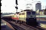 br-110-e10/756238/601-001-alpen-see-express-wird-von-110 601 001 Alpen-See-Express wird von 110 237-5 abgeschleppt in Ulm am 22.10.1983.