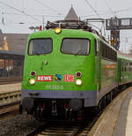 br-110-e10/756320/die-buegelfalten-e-10-die-110 Die Bügelfalten E 10  die 110 292–0 (91 80 6110 292-0 D-GfF) der Gesellschaft für Fahrzeugtechnik mbH (bzw. Gesellschaft für Eisenbahnbetrieb) steht am 12. und 13.11.2021 (hier 12.11.) mit dem REWE - Supermarkt-Zug im Bahnhof Gießen.