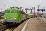 br-110-e10/756321/die-buegelfalten-e-10-die-110 Die Bügelfalten E 10  die 110 292–0 (91 80 6110 292-0 D-GfF) der Gesellschaft für Fahrzeugtechnik mbH (bzw. Gesellschaft für Eisenbahnbetrieb) steht am 12. und 13.11.2021 (hier 12.11.) mit dem REWE - Supermarkt-Zug im Bahnhof Gießen.

In Hessen ein zu einem Supermarkt umgebauter Zug in Betrieb genommen worden. Wie die Deutsche Bahn-Tochter DB Regio, der Nahversorger Rewe Region Mitte und der Verein Fairtrade Deutschland mitteilten, werden in dem «Fairen Supermarktzug» künftig regionale, ökologische und fair gehandelte Produkte angeboten. Der aus drei Einkaufswaggons, einem Dienstwagen und einem Bord-Bistro bestehende Zug steht an den folgenden Wochenenden (freitags und samstags von 9.00 bis 19.00 Uhr) in den Bahnhöfen Fulda, Kassel, Darmstadt und Wiesbaden. Den «Supermarktzug» führen Rewe-Auszubildende.

In Hessen hat Rewe zusammen mit DB Regio eine geniale Idee verwirklicht: Kunden können hier in einer ganz besonderen Filiale einkaufen. Sie befindet sich im Bahnhof – nicht im Foodcorner, sondern auf der Schiene.

Ach so die Lok hat schon über 57 Jahr auf dem Buckel, sie wurde 1964 von Krauss-Maffei in München-Allach unter der Fabriknummer 18770 gebaut, die Elektrik ist von SSW (Siemens-Schuckertwerke). Sie wurde als E10 292 an die Deutsche Bundesbahn geliefert. Mit der Einführung des EDV-Nummernsystems wurde sie zum 01.01.1968 zur DB 110 292-0, im Jahr 2010 ding sie ins DB-Museum Koblenz-Lützel, zum 01.01.2021 wurde sie an die GfE Gesellschaft für Eisenbahnbetrieb mbH in Crailsheim verkauft.
