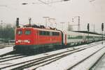 Am 13 Jnner 2000 zieht 110 257 ein Belgischen Internationalzug durch Kln-Deutz.