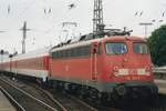 br-110-e10/802039/db-110-356-steht-mit-ein DB 110 356 steht mit ein Nachtzug nach Brennero am 24 Mai 2004 in Hamburg-Altona.
