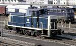 260 014-6 in Ulm am 05.06.1981; dahinter steht eine 110 320-9 mit einem Güterzug Expresszug.