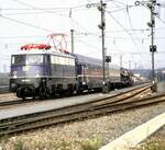 br-110-e10/813720/110-348-0-mit-autoreisezug-bei-der 110 348-0 mit Autoreisezug bei der Jubiläumsparade 150 Jahre Deutche Eisenbahn in Nürnberg am 14.09.1985.