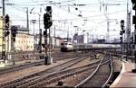 br-110-e10/833839/110-350-6-mit-internationalem-d-zug-mit 110 350-6 mit internationalem D-Zug mit SBB-Kurswagen in der Einfahrt zum Mannheimer Bahnhof am 17.04.1982.