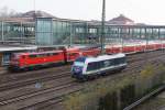 DB Regio/IntEgro: Interessante Begegnung ALT-NEU mit der 111 106-1 und der 223 152 in Rgensburg Hauptbahnhof am frühen Morgen des 22. November 2014.
Foto: Walter Ruetsch
