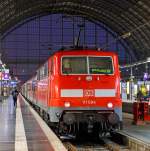   Die 111 094-9 (91 80 6111 094-9 D-DB) der DB Regio Hessen steht am frhen Morgen des 05.10.2015, mit dem RE 70  Riedbahn   im Hauptbahnhof Frankfurt am Main zur Abfahrt nach Mannheim Hbf bereit.