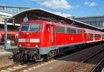 BR 111/543568/die-111-104-6-91-80-6111 Die 111 104-6 (91 80 6111 104-6 D-DB) am 30.08.2016 mit einem Regionalzug (N-Wagen) im Hbf Heidelberg.

Die 111er wurde 1978 von Henschel in Kassel unter der Fabriknummer 32157 gebaut.

Die Baureihe 111 ist die Nachfolgerin der Schnellzuglok-Baureihe 110. Weil nach Ende der 110er-Produktion noch immer Bedarf an weiteren schnellfahrenden E-Loks bestand, wurde Anfang der 1970er Jahre von der damaligen Deutschen Bundesbahn entschieden, auf Basis bewährter Teile der Baureihe 110 die Nachfolgereihe 111 zu entwickeln.

Besonderes Augenmerk legte man dabei auf die Verbesserung der Laufruhe bei hohen Geschwindigkeiten durch neue Drehgestelle und verbesserte Arbeitsbedingungen für den Lokführer. Hierzu wurde vom Bundesbahn-Zentralamt in München und dem Hersteller Krauss-Maffei der DB-Einheitsführerstand entwickelt, der nach neuesten ergonomischen Erkenntnissen gestaltet wurde und bis heute bei den meisten Neubau-Lokomotiven und Steuerwagen zum Einsatz kommt.

Die Konstruktion der Baureihe 111 lehnt sich im wesentlich an die der Baureihe 110 an, wurde jedoch in Teilen entscheidend verbessert bzw. erweitert. Im mechanischen Teil ist dabei insbesondere auf die neuartigen Drehgestelle zu verweisen; die Radsätze werden hierin über Lemniskatenlenker geführt. Für die Abstützung des Lokkastens kommen Flexicoilfedern zum Einsatz. Im elektrischen Teil der Baureihe 111 wurden die Fahrmotoren WB 372 der Baureihen 110 und 140 und deren Transformator weiterverwendet. Nachdem die Antriebskräfte ursprünglich über einen Gummiring-Kardanantrieb ähnlich dem der Baureihe 103 übertragen werden sollten, blieb man nach Versuchen mit der dazu umgebauten 110 466 beim bewährten Gummiringfederantrieb der Baureihe 110, da der Antrieb der Baureihe 103 erst jenseits von 160 km/h wesentliche Vorteile hatte. Auf dem Dach waren die neuen Einholm-Stromabnehmer Bauart SBS 65 vorgesehen, welche jedoch bei den Maschinen der ersten bis dritten Serie (111 001–146) nur zum Teil verwendet wurden und kurz darauf wieder abgebaut und gegen Scherenstromabnehmer der Bauart DBS 54 ausgetauscht wurden, da die Einholmstromabnehmer für die Baureihe 103 benötigt wurden. Deshalb fahren Loks der ersten Serien teilweise bis heute mit Scheren-Stromabnehmern DBS 54a. Ab 111 147 wurde dann ausnahmslos der SBS 65 verwendet, ab der fünften Bauserie (ab 111 179) dessen Weiterentwicklung SBS 81. Bei den vier Maschinen 111 103–105 und 109 wurde Anfang der 1980er Jahre mit dem WBL 79 ein neuer Stromabnehmer getestet, der entgegen aller bis dahin verwendeten Einholmstromabnehmer sein Gelenk zur Lokmitte hin gerichtet hatte.

Die Platzierung des Trafos aufrecht in der Mitte des Maschinenraums wurde beibehalten, die Aufteilung des Maschinenraums jedoch so modifiziert, dass es vor und hinter dem Transformator nur einen mittigen Maschinenraumgang gibt. Die Schaltung der Fahrmotoren erfolgt in bewährter Manier hochspannungsseitig mittels elektromotorisch betriebenen Schaltwerk in 28 Fahrstufen über Thyristor-Lastschalter. Die Motoren können als elektrische Bremse genutzt werden, sie arbeiten dann jeder auf einen eigenen Bremswiderstand. Bremsleistung und Bremskraft konnten im Vergleich zur Baureihe 110 gesteigert werden. Die entstehende Wärme wird über Dachlüfter abgeführt, welche nun vom Bremsstrom angetrieben werden. Geregelt wird die Bremse über einen Hallgenerator, wie er bereits bei der letzten 110er-Serie zum Einsatz kam. Neben der elektrischen Bremse sind auch eine mehrlösige Druckluftbremse, eine pneumatische, direkt wirkende Zusatzbremse sowie je Drehgestell eine Spindelhandbremse vorhanden. Bei Betriebsbremsungen werden über das Führerbremsventil die indirekte und über den gekuppelt mitgeführten Bremssteller die elektrische Bremse angesteuert, mit deren Wirksamkeit die indirekte Druckluftbremse der Lok deaktiviert wird. Lediglich bei Schnellbremsungen wirken sowohl Druckluft- wie auch die elektrische Bremse. Fällt die Elektrische Bremse aus, steht sofort in vollem Umfang die indirekte Druckluftbremse zur Verfügung. Gegenwärtig wird bei den 111ern ein elektronischer Gleitschutz nachgerüstet, welcher sowohl auf die Druckluft- wie auch die Elektrische Bremse wirkt, nachdem die 111 in den Herbstmonaten stets zur Flachstellenbildung neigte.

Von den Loks der Baureihe 111 wurden zwischen 1974 bis 1984 insgesamt 227 Stück von verschiedenen Herstellern (AEG, BBC, Henschel, Krauss-Maffei, Krupp, Siemens) gebaut, 222 Stück sind noch im Bestand der DB. 

Eingesetzt werden die 160 km/h schnellen Lokomotiven heute vorwiegend im Regional- und Nahverkehr, während bei der Indienststellung auch der leichte Personen-Fernverkehr zu ihrem Aufgabengebiet gehörte.

Technische Daten:
Spurweite: 1.435 mm
Achsformel: Bo'Bo'
Länge über Puffer: 16.750 mm
Höhe: 4.489 mm
Breite: 3.130 mm
Drehzapfenabstand: 7.900 mm
Achsabstand im Drehgestell:  3.400 mm
Dienstgewicht:  83,0 t
Stundenleistung: 4×925 kW = 3.700 kW
Dauerleistung:  4×905 kW = 3.620 kW
Dienstgewicht: 83 t 
Anfahrzugkraft: 274 kN
Dauerleistung  der elektrischen Bremse: 3.600 kW
Höchstgeschwindigkeit: 160 km/h
