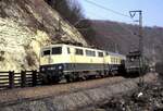 111 036-0 mit D-Zug und 193 013-0 gibt Schubhilfe fr Gterzug auf der Geislinger Steige am 27.03.1982.