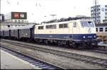 BR 111/801154/111-042-8-mit-einer-garnitur-umbauwagen 111 042-8 mit einer Garnitur Umbauwagen auf den Bayerischen Gleisen (Gleis 25 bis 28) in Ulm, nach Regensburg am 28.11.1981. (Die Strecke war zu diesem Zeitpunkt erst seit kurzer Zeitelektrifiziert).