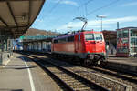 BR 111/805068/so-ganz-ohne-logo-wirkt-eine So ganz ohne Logo, wirkt eine Lok doch irgendwie „nackt“, zumal wie wenn sie einfarbig ist...
Die 111 213-5 (91 80 6111 213-5 D-ZUG) der smart rail GmbH (München) fährt am 02.03.2023 auf Tfzf (Triebfahrzeugfahrt) durch den Bahnhof Betzdorf (Sieg) in Richtung Siegen.

Die Lok wurde 1984 von der Krauss-Maffei AG in München-Allach unter der Fabriknummer 19920 gebaut und als 111 213-5 an die Deutsche Bundesbahn geliefert. Bis 2021 war sie im Bestand der DB Regio AG. Ich gehe mal davon aus, man wird die Lok wohl bald in einer neuen Farbvariante sehen.
